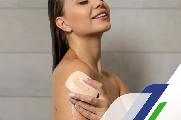 Persona aplicando jabón de avena en la piel, destacando sus propiedades hidratantes y calmantes para el cuidado diario. 