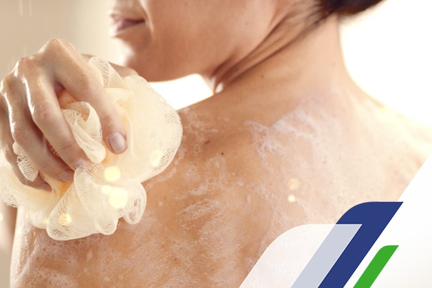 Mujer usando jabón protex