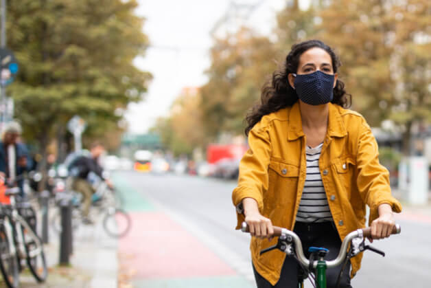 mujer protegiendo su rostro de la contaminación
