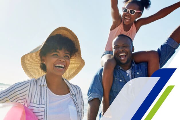 Familia disfrutando de un día soleado en la playa, representando momentos saludables y cuidados para la piel. Familia disfrutando de un día soleado en la playa, representando momentos saludables y cuidados para la piel.