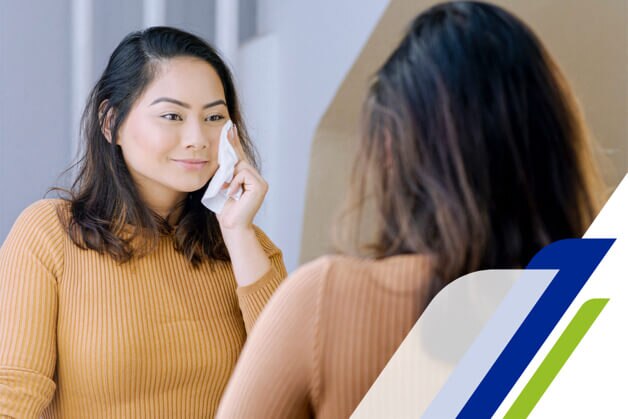 mujer limpiando su rostro