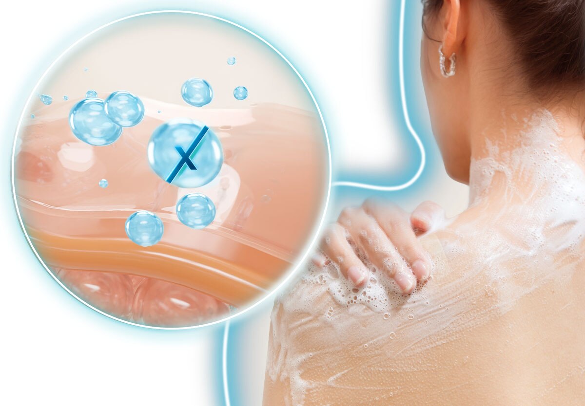 Mujer aplicándose jabón Protex en la piel durante la ducha, con burbujas que representan una limpieza profunda y protección antibacteriana.