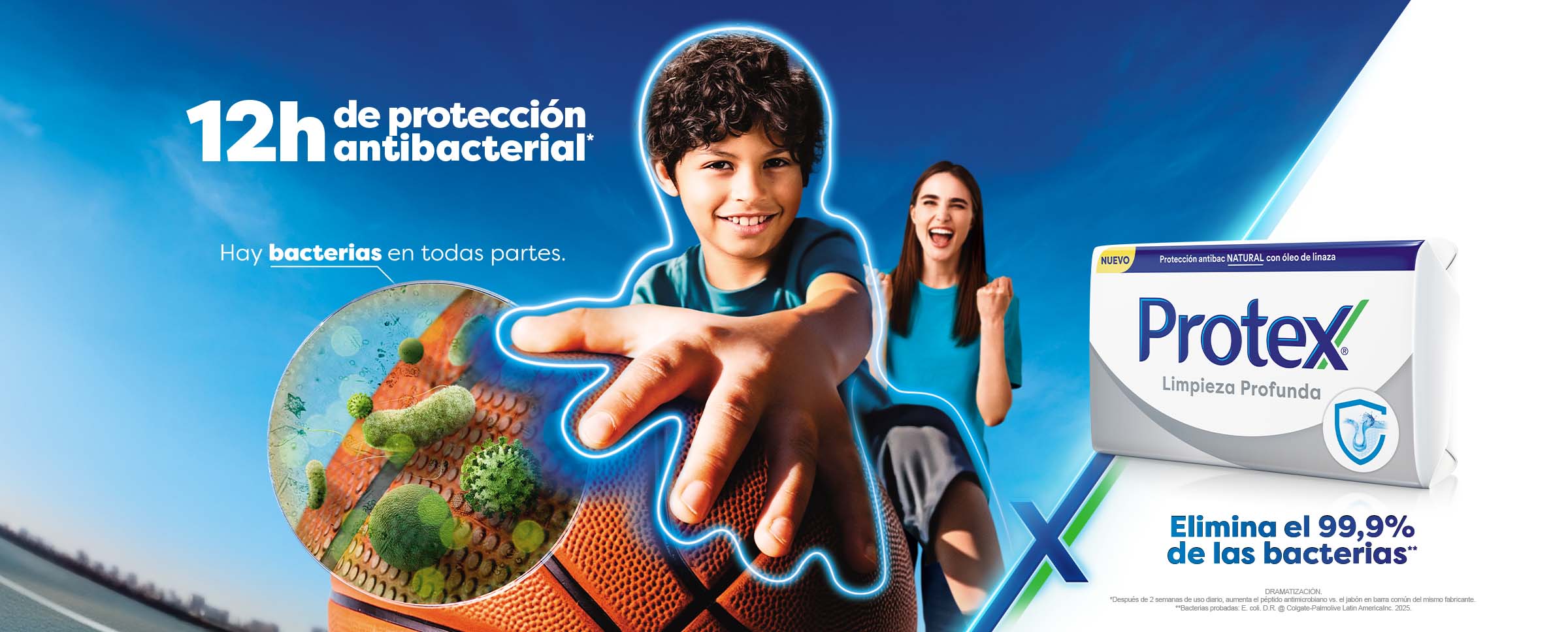 Menino jogando basquete com proteção antibacteriana de 12 horas proporcionada pelo sabonete Protex Limpeza Profunda que elimina 99,9% das bactérias e vírus